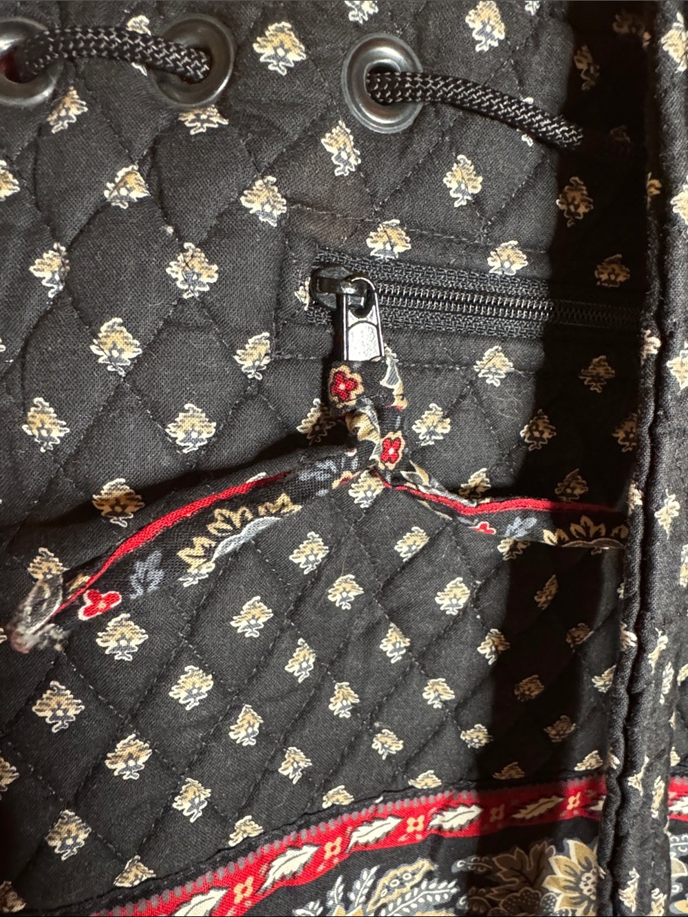Vera Bradley Vintage Quilted Drawstring Backpack Black Floral Red Trim Rare USA - Picture 6 of 11